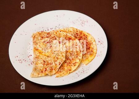 Torten mit Hühnerleber, Kartoffeln, Fleisch, Kohl. Pilzkuchen. Gekochte Muscheln mit Gewürzen. Concept – serviert in einem Café. Stockfoto