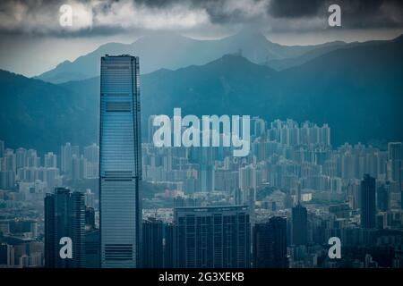 Das International Commerce Center (ICC), der Union Square und das hochdichte Hochhaus von Kowloon an einem launisch bewölkten Morgen in Hongkong Stockfoto