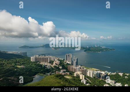 Die hohen Wohntürme von Pok Fu Lam auf Hong Kong Island, dem East Lamma Channel und Lamma Island, vom Victoria Peak aus gesehen Stockfoto