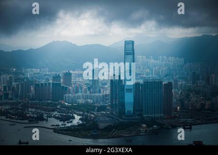 Das International Commerce Center (ICC), der Union Square und das hochdichte Hochhaus von Kowloon an einem launisch bewölkten Morgen in Hongkong Stockfoto