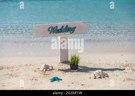 Nahaufnahme der Hochzeit Schild auf der tropischen Insel Sandstrand Paradies mit Blick auf das Meer im Hintergrund Stockfoto