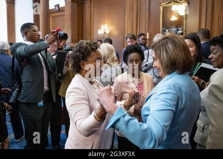 Die Sprecherin des Repräsentantenhauses der Vereinigten Staaten, Nancy Pelosi (Demokratin von Kalifornien), rechts, die Vertreterin der Vereinigten Staaten, Barbara Lee (Demokratin von Kalifornien), links, Und die Vertreterin der Vereinigten Staaten, Sheila Jackson-Lee (Demokratin von Texas), Mitte, feiert die Unterzeichnung des Gesetzes S. 475, des Juneteenth National Independence Day Act, am Donnerstag, den 17. Juni 2021, im US-Kapitol in Washington, DC. Foto von Rod Lampey/CNP/ABACAPRESS.COM Stockfoto