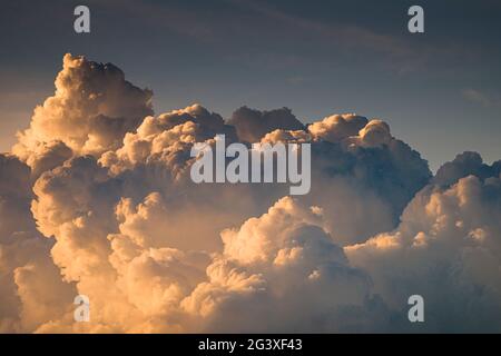 Im Sommer sammeln sich im Norden Hongkongs Sturmwolken Stockfoto