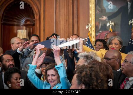 Die Sprecherin des Repräsentantenhauses der Vereinigten Staaten, Nancy Pelosi (Demokratin von Kalifornien), verabschiedet am Donnerstag, den 17. Juni 2021, den unterzeichneten Gesetzentwurf S. 475, den Juneteenth National Independence Day Act, in die Hände der Mitglieder des Kongresses, des Black Caucus, im US-Kapitol in Washington, DC. Foto von Rod Lampey/CNP/ABACAPRESS.COM Stockfoto