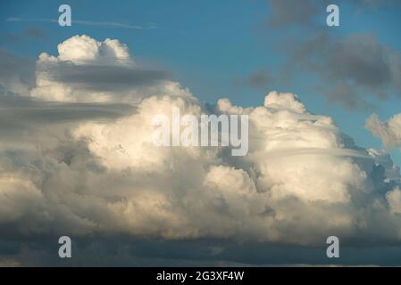 Im Sommer sammeln sich über Hongkong Sturmwolken Stockfoto