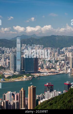 Das Hochhaus von Sheung Wan auf Hong Kong Island, Victoria Harbour, Union Square und die hochdichte Entwicklung von Kowloon, Hong Kong (2012) Stockfoto