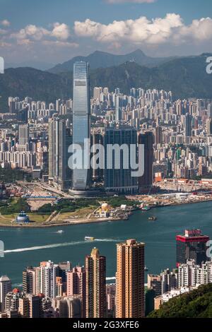 Das Hochhaus von Sheung Wan auf Hong Kong Island, Victoria Harbour, Union Square und die Hochhausentwicklung von Kowloon mit hoher Dichte (2012) Stockfoto