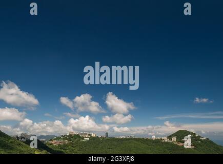 Luxuswohnungen entlang der Mount Kellett Road, südlich von Victoria Peak, Hong Kong Island Stockfoto