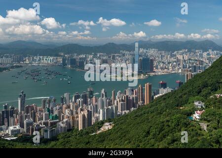 Das Hochhaus mit hoher Dichte von Sheung Wan und Sai Ying Pun, Victoria Harbour und Kowloon vom Gipfel auf der Insel Hongkong aus gesehen (2012) Stockfoto