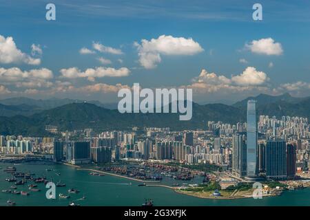 Die New Yau Ma Tei Typhoon Shelter am westlichen Ende des Victoria Harbour und das Hochhaus von Kowloon vom Peak aus gesehen auf Hong Kong Island (2012) Stockfoto