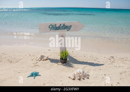 Nahaufnahme der Hochzeit Schild auf der tropischen Insel Sandstrand Paradies mit Blick auf das Meer im Hintergrund Stockfoto