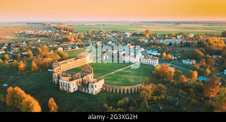 Ruschany, Brestgebiet, Weißrussland. Skyline Im Herbst Sonniger Abend. Vogelperspektive auf den Ruzhany Palast. Berühmte Beliebte Historische Sehenswürdigkeit Stockfoto