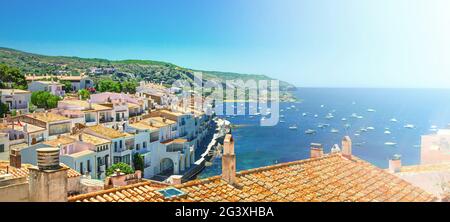 Cadaques an der Costa Brava. Die berühmte Touristenstadt von Spanien. Schöne Sicht auf das Meer. Stadtlandschaft. Stockfoto