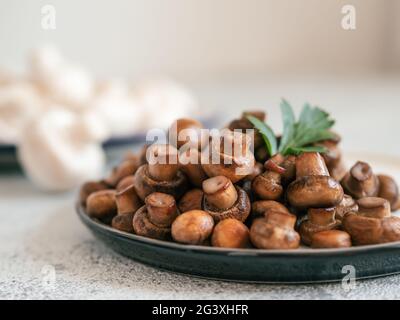 Gebratene Mini-Champignons auf Teller, Platz zum Kopieren Stockfoto