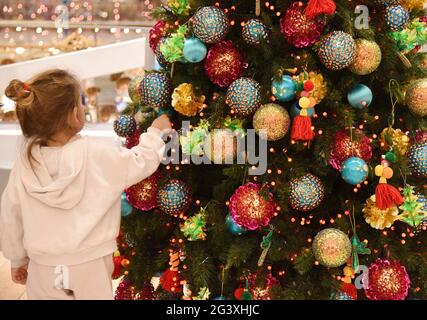 Paris (Frankreich): Weihnachtsdekoration im Kaufhaus der Galerie Lafayette am 15. Dezember 2020. Kleines Mädchen vor einem verzierten Weihnachts-t Stockfoto