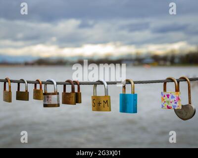 Romance schließt Vorhängeschlösser auf einem Draht am Neusiedlersee Stockfoto