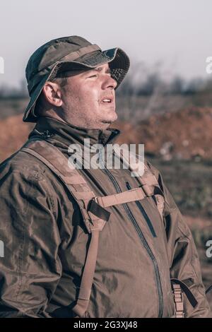 Porträt eines jungen weißen Mannes in Militäruniform in Nahaufnahme Stockfoto