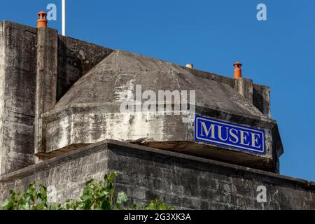 Ouistreham (Normandie, Nordwestfrankreich): Das Grand Bunker Atlantic Wall Museum, ein ehemaliger deutscher Artilleriebeobachtungsposten, der die BA kontrollierte Stockfoto