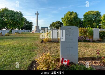 Der kanadische Kriegsfriedhof von Beny sur Mer mit überwiegend kanadischen Soldaten, die in den frühen Phasen der Schlacht an der Normandie im Seco getötet wurden Stockfoto