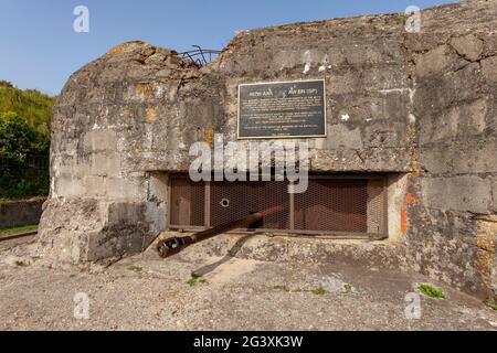 Saint Laurent sur Mer (Normandie, Nordwest-Frankreich): Deutscher Bunker WN65 am 6. Juni 1944 von US-Soldaten um 10:30am:00 Uhr gefangen genommen. (Nicht verfügbar Stockfoto