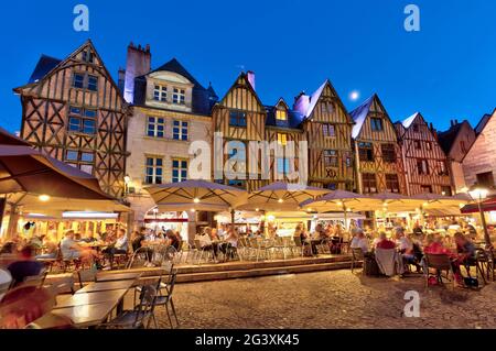 Tours (Zentralfrankreich): Platz 'Place Plumereau' in der Altstadt von Tours, im Herzen des historischen Zentrums. Es gibt mehrere Halbzeit Stockfoto