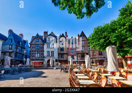 Tours (Zentralfrankreich): Platz 'Place Plumereau' in der Altstadt von Tours, im Herzen des historischen Zentrums. Es gibt mehrere Halbzeit Stockfoto