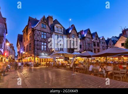 Tours (Zentralfrankreich): Platz 'Place Plumereau' in der Altstadt von Tours, im Herzen des historischen Zentrums. Es gibt mehrere Halbzeit Stockfoto