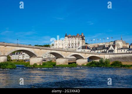 Amboise (Mittelfrankreich): Das Chateau d’Amboise und die Stadt am Ufer der Loire. Überblick über die Brücke über die Loire, das castl Stockfoto