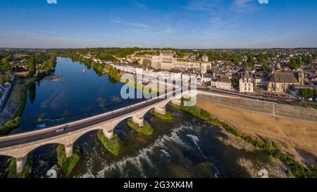Amboise (Zentralfrankreich): Luftaufnahme des Schlosses „Chateau d’Amboise“ und der Stadt am Ufer der Loire. Übersicht über die Brücke über die Th Stockfoto
