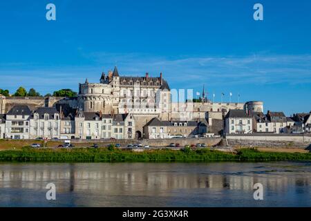 Amboise (Mittelfrankreich): Das Schloss „Chateau d’Amboise“ und die Stadt am Ufer der Loire. Das Loire-Tal ist als UNESCO-Weltnaturerbe eingetragen Stockfoto