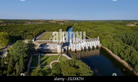 Chenonceau (Zentralfrankreich): Luftaufnahme des Chateau de Chenonceau, Renaissanceschloss über dem Fluss Cher. Überblick über das Schloss, seine Gärten A Stockfoto