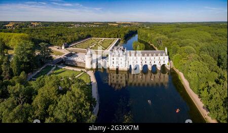 Chenonceau (Zentralfrankreich): Luftaufnahme des Chateau de Chenonceau, Renaissanceschloss über dem Fluss Cher. Überblick über das Schloss, seine Gärten A Stockfoto