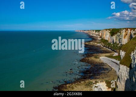 Fecamp: Klippen entlang der 'Cote d'Albatre' (normannische Küste), in dem Gebiet namens 'Pays de Caux', einer natürlichen Region in Nordfrankreich. Klippen und Meer. (Nicht Stockfoto