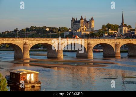 Saumur (Nordwestfrankreich): Das Schloss, die Stadt und die Ufer der Loire. Das Loire-Tal ist als UNESCO-Weltkulturerbe registriert, Stockfoto
