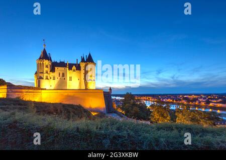 Saumur (Nordwest-Frankreich): Das beleuchtete Schloss und die Stadt am Ufer der Loire. Das Loire-Tal ist als UNESCO-Welterbe registriert Stockfoto