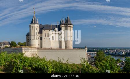 Saumur (Nordwestfrankreich): Das Schloss und die Ufer der Loire. Das Loire-Tal ist als UNESCO-Weltkulturerbe registriert, lebendes Cul Stockfoto