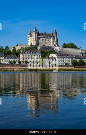 Saumur (Nordwestfrankreich): Das Schloss und die Stadt am Ufer der Loire. Das Loire-Tal ist als UNESCO-Weltkulturerbe registriert Stockfoto