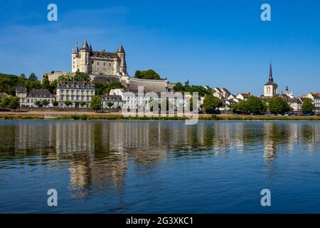 Saumur (Nordwestfrankreich): Das Schloss und die Stadt am Ufer der Loire. Das Loire-Tal ist als UNESCO-Weltkulturerbe registriert Stockfoto