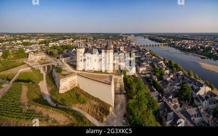 Saumur (Nordwestfrankreich): Luftaufnahme des Schlosses und der Loire-Ufer. Das Loire-Tal ist als UNESCO-Weltkulturerbe S registriert Stockfoto
