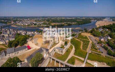 Saumur (Nordwestfrankreich): Luftaufnahme des Schlosses und der Loire-Ufer. Das Loire-Tal ist als UNESCO-Weltkulturerbe S registriert Stockfoto