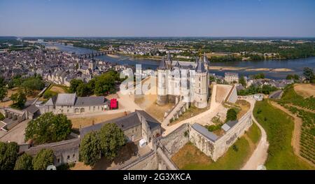 Saumur (Nordwestfrankreich): Luftaufnahme des Schlosses und der Loire-Ufer. Das Loire-Tal ist als UNESCO-Weltkulturerbe S registriert Stockfoto