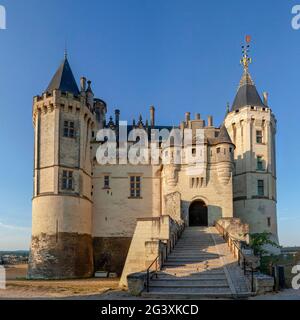 Saumur (Nordwestfrankreich): Das Schloss und die Ufer der Loire. Das Loire-Tal ist als UNESCO-Weltkulturerbe registriert, lebendes Cul Stockfoto