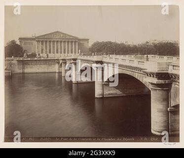 Repräsentantenhaus in Paris mit der Pont de la Concorde im Vordergrund; Paris le Pont de la Concorde et la Chambre des Députés. Teil des Reisealbums mit Bildern von Sehenswürdigkeiten in Belgien und Frankreich. Stockfoto