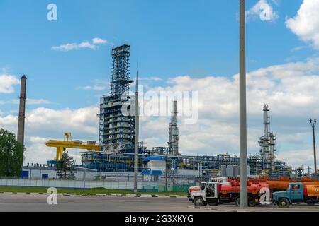 Industriegebiet, Ausrüstung für die Ölraffination, Industriepipelines der Ölraffinerie Naftan, Weißrussland Stockfoto