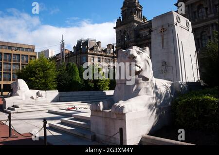 War Memorial, außerhalb der City Chambers, George Square, Glasgow, Schottland Stockfoto