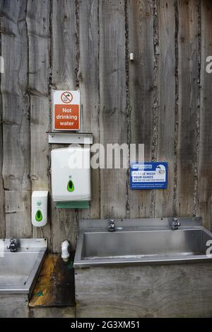 Wildlife Area Händewaschstation mit Metallwaschbecken, Seifenspender und Papierhandtüchern. Kein Trinkwasser Zeichen. Keine Personen. Stockfoto