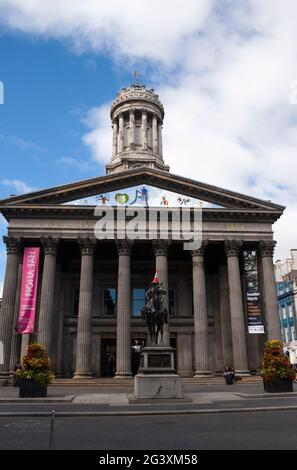 Gallery of Modern Art, Glasgow, Schottland mit der Statue des Herzogs von Wellington im Vordergrund. Stockfoto