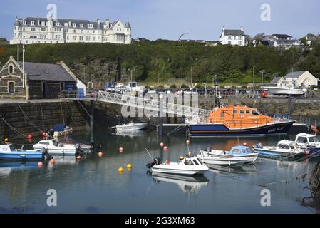 Portpatricks malerischer Hafen mit der RNLI Portpatrick Lifeboat Station, an der Rettungsboote und andere kleine Boote festgemacht sind. Portpatrick, Rhin of Gallow Stockfoto