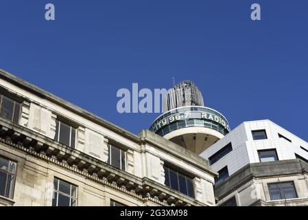 Radio City Tower, im Einkaufsviertel im Stadtzentrum von Liverpool, Merseyside England, Großbritannien. Kopieren Sie den Raum und den blauen Himmel. Auch bekannt als St. John's Beacon Stockfoto