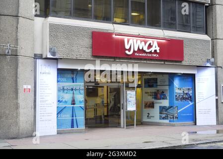 YMCA London Central, Haupteingang an der Great Russell St, Bloomsbury, London. Das weltweit erste YMCA, Stockfoto